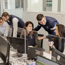 Five peoples in an office speaking with GEODIS hoodies