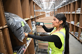 Scan d'un vêtement pour la préparation de commande