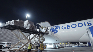 chargement de cargaison dans un avion GEODIS